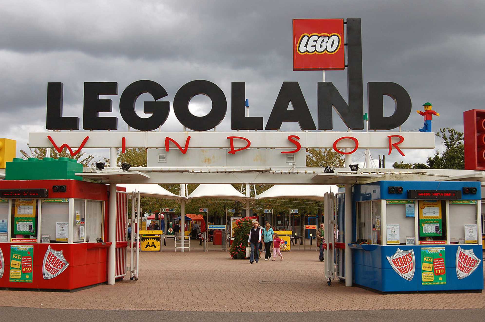 1280px-Entrance_to_Legoland_Windsor.jpg