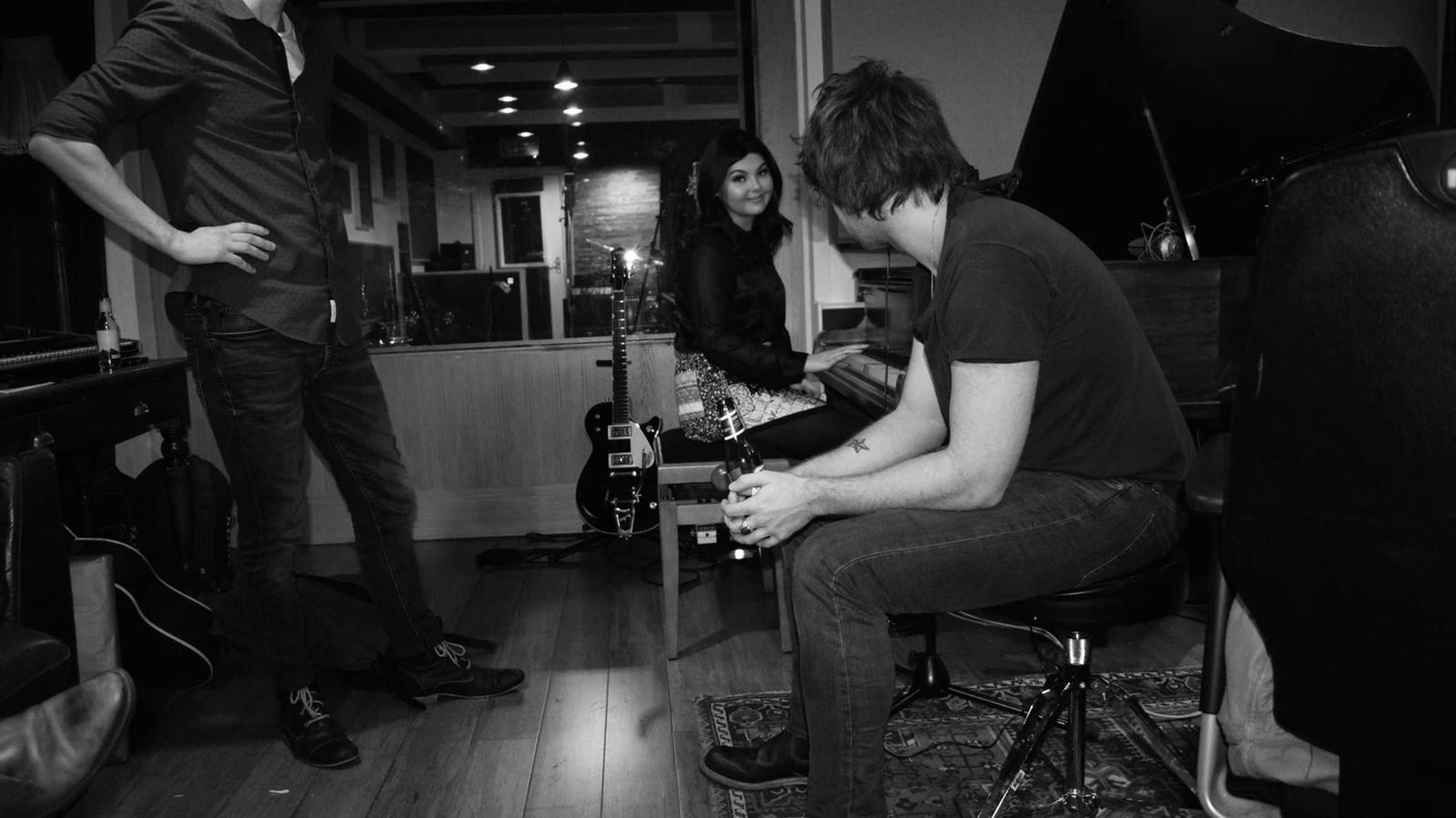 Molly playing the piano, while Paolo Nutini watches on.