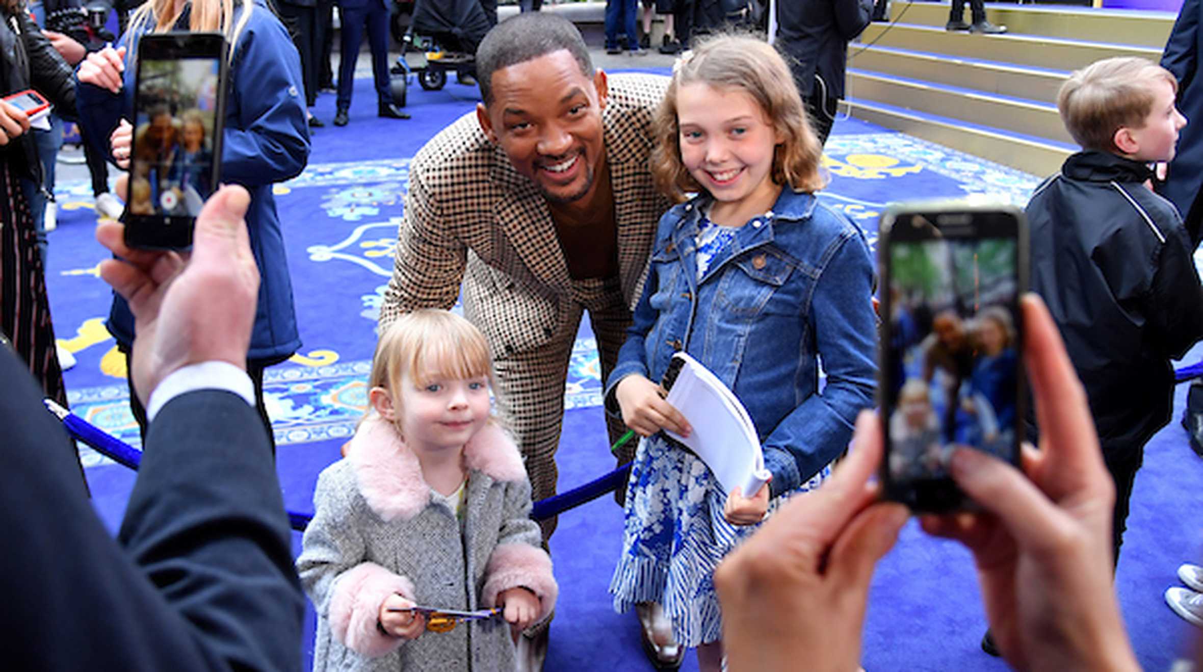 Emily and her sister with Will Smith on the carpet at the Aladdin Premier meeting Will Smith