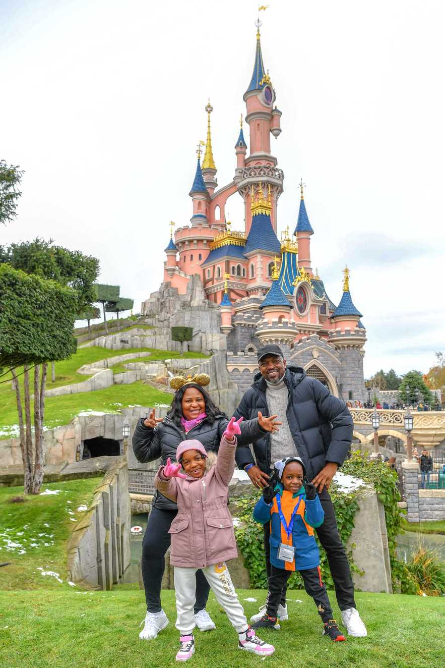 Efe-Disneyland-Paris-body-2.jpg