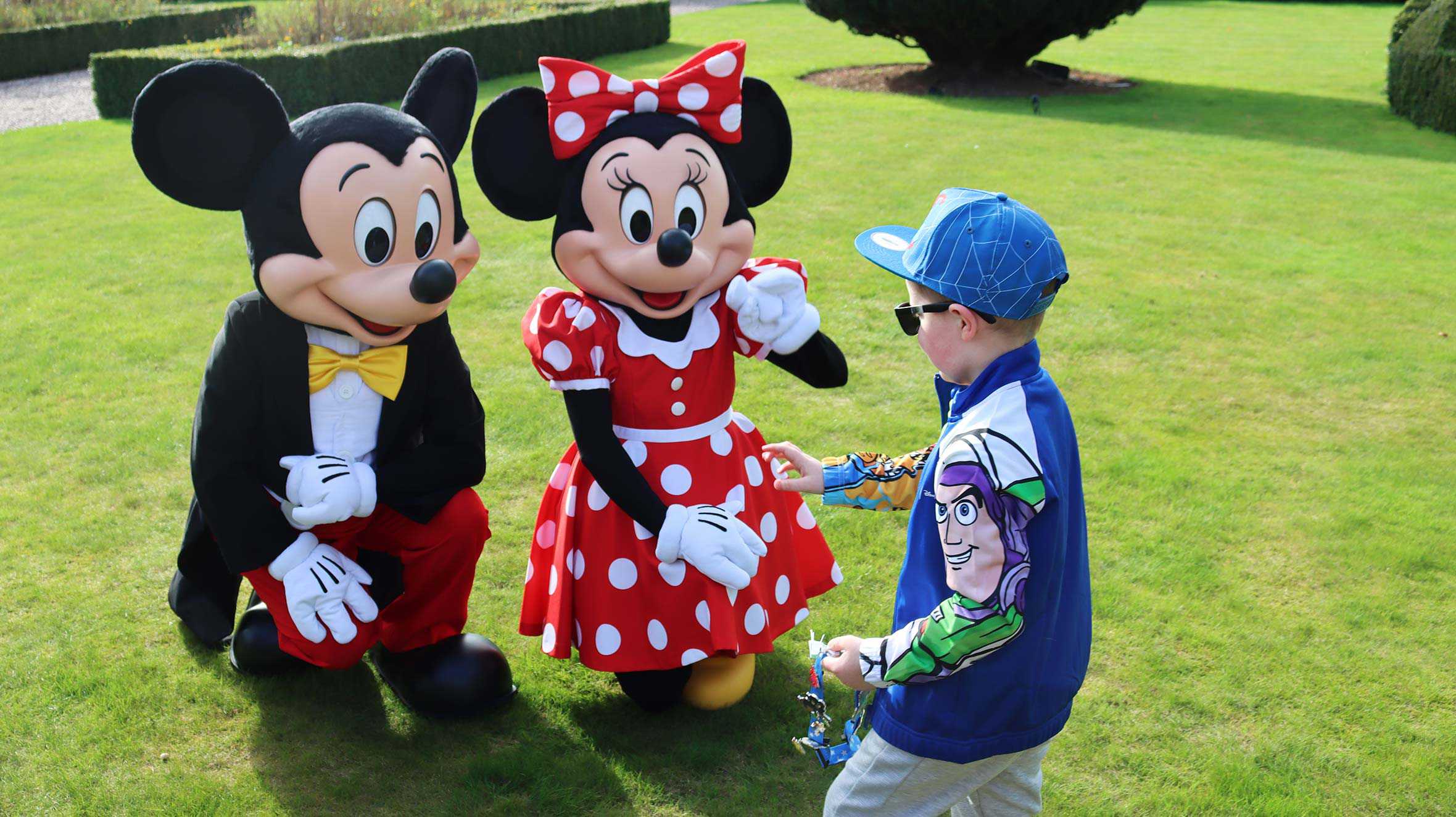 Fraser meeting Mickey and Minnie Mouse during the 2022 'A Disney Wish'.