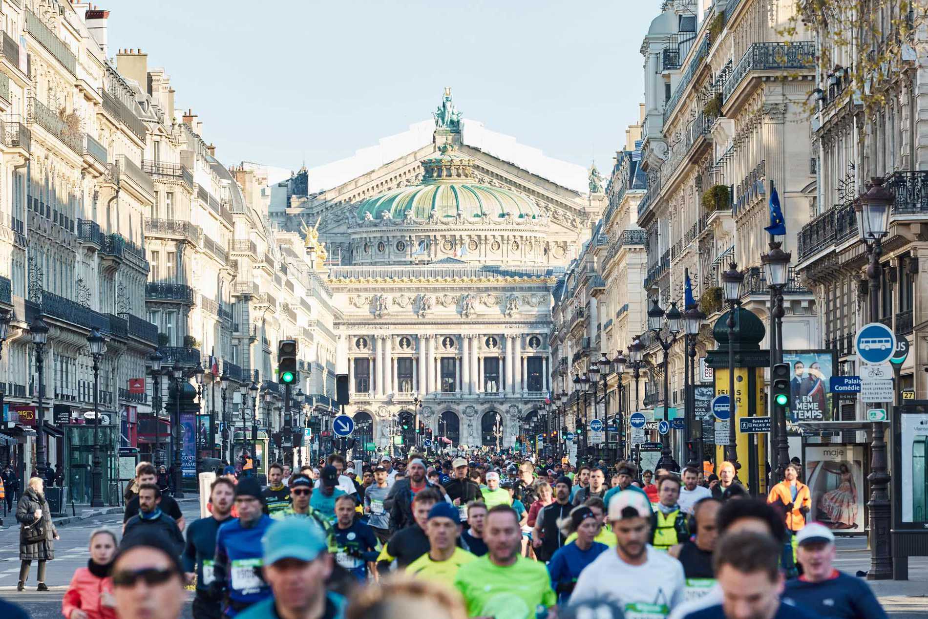 A crowd of runners making their way through the streets of Paris.