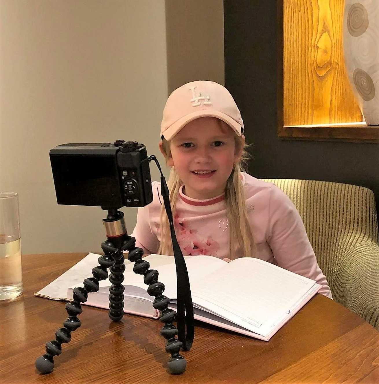 Isla_Vlogging_at_home_2025.jpg