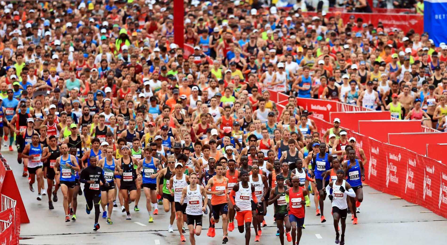 A crowd of runners making their way off from the start line of the Chicago Marathon.