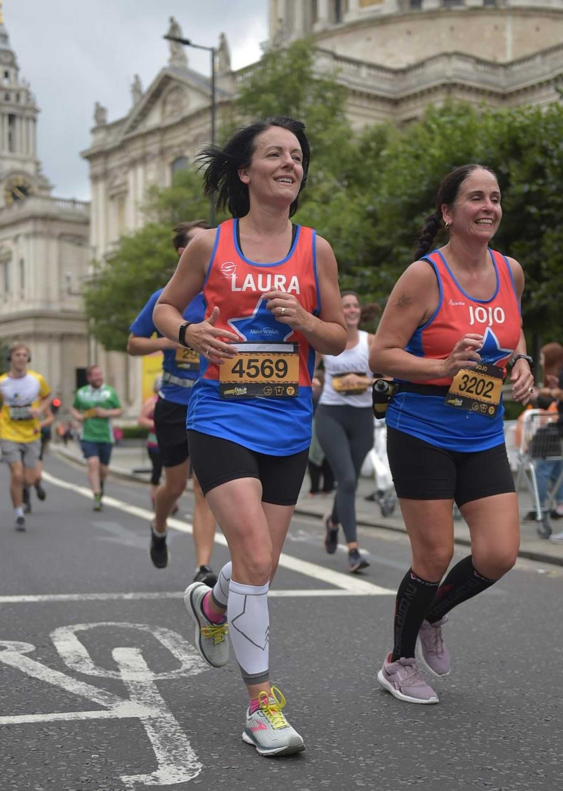 #WishHeroes, Laura and JoJo running past St Paul's Cathedral during the 2021 London Landmarks Half Marathon.