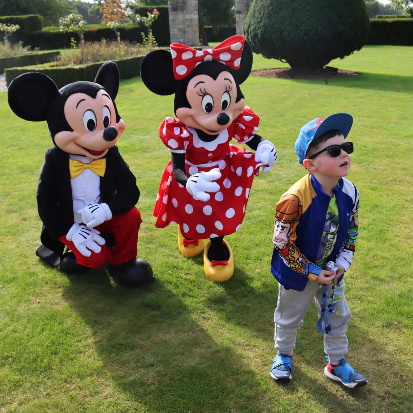 Fraser meeting Mickey and Minnie Mouse during the 2022 'A Disney Wish'.