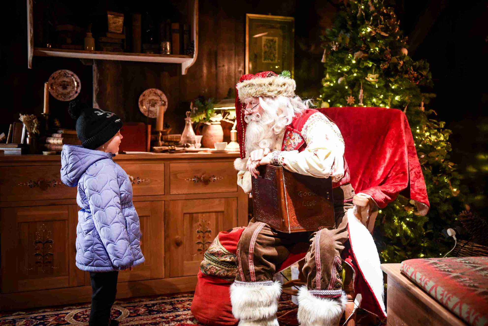 Julia 172777 Meeting santa 2.jpg